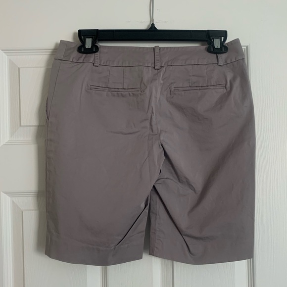 LOFT~ Size 2 EUC Gray Bermuda Shorts - Picture 2 of 4